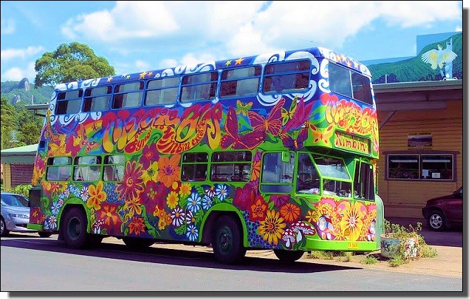 虹色のバス
