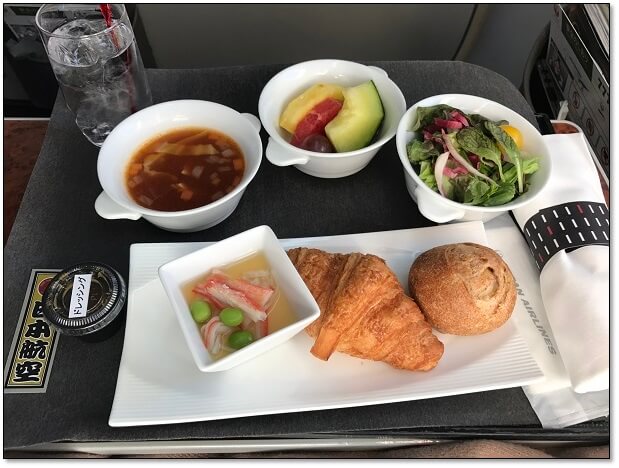 f:id:hanyao:20180103230542j:plain JAL国内線ファーストクラス機内食